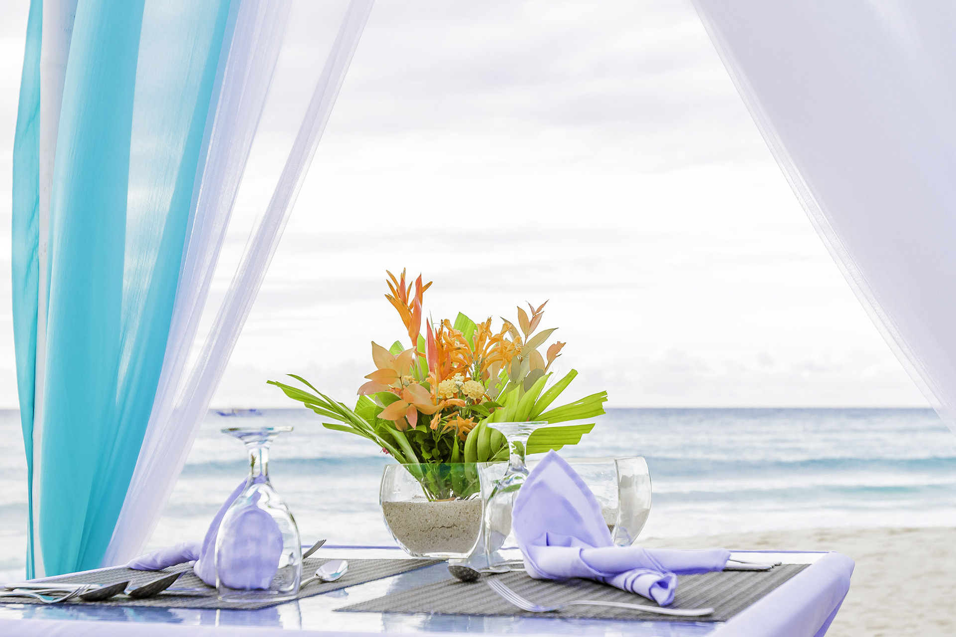 Paralos Lifestyle Dinner Beach2